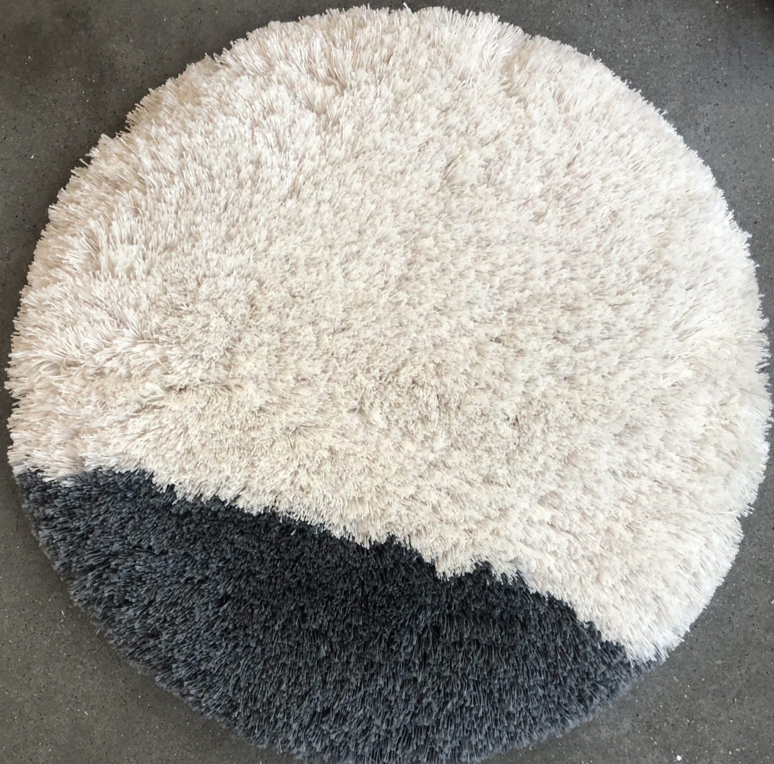A Round Rug (Surmer 45)